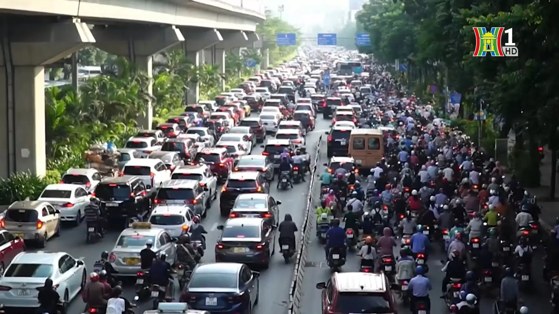 Hà Nội triển khai nhiều giải pháp giảm ùn tắc giao thông | Chuyện đô thị | 10/01/2026